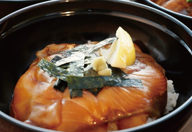 Donburi bowls of greater amberjack over rice